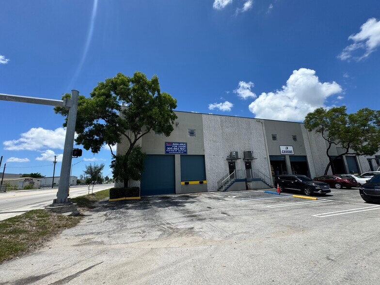 8700-8796 NW 100th St, Medley, FL à louer - Photo de l’immeuble – Image 3 sur 11