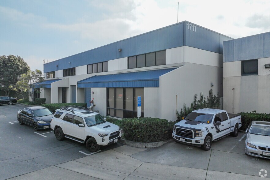 1711 E Bayshore Rd, Redwood City, CA à louer - Photo de l’immeuble – Image 1 sur 10