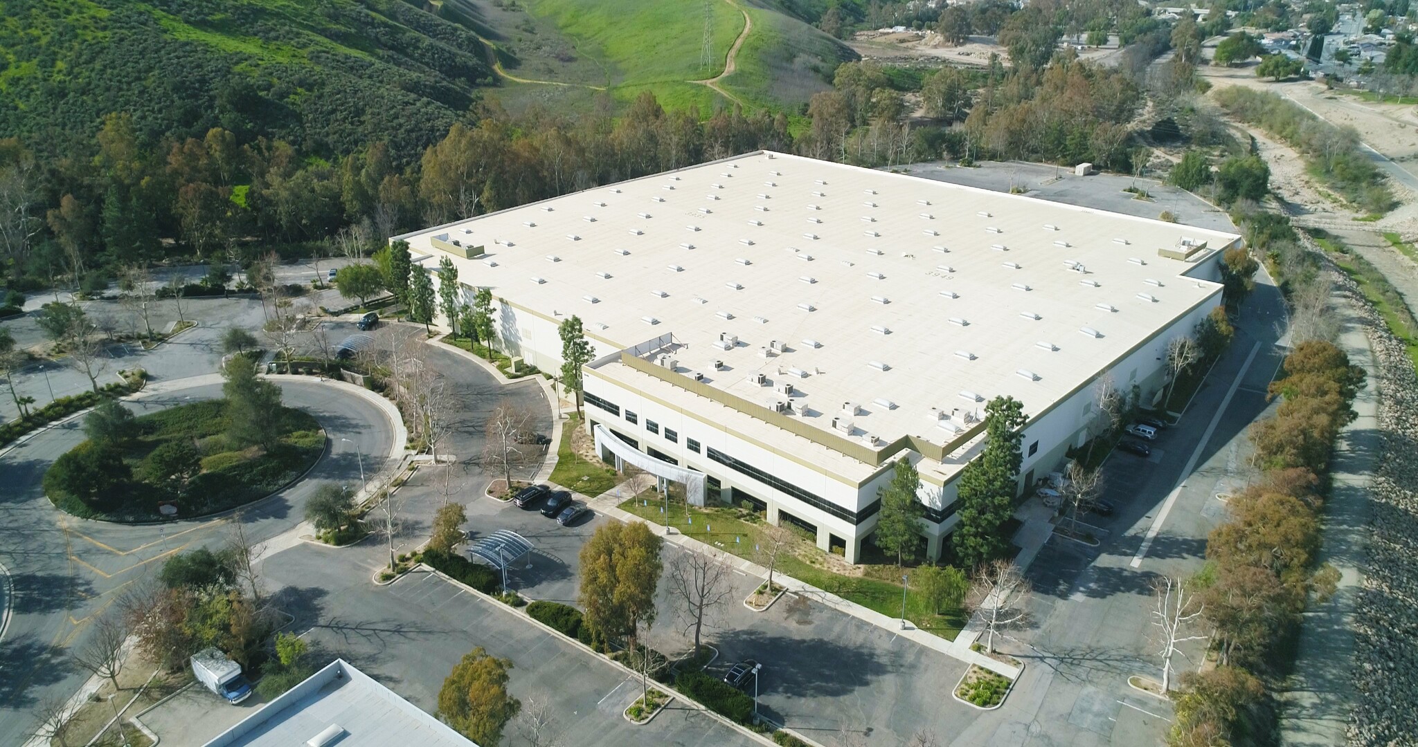 3935-3949 Heritage Oak Ct, Simi Valley, CA à louer Photo de l’immeuble– Image 1 sur 11