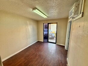 2125 W Pioneer Pky, Grand Prairie, TX à louer Photo intérieure– Image 2 sur 5