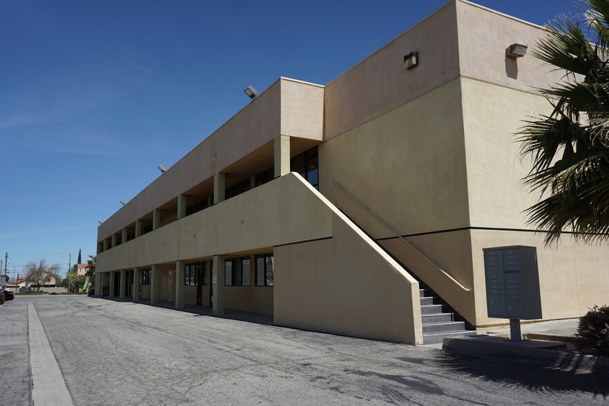 310 E Palmdale Blvd, Palmdale, CA à louer - Photo de l’immeuble – Image 1 sur 7