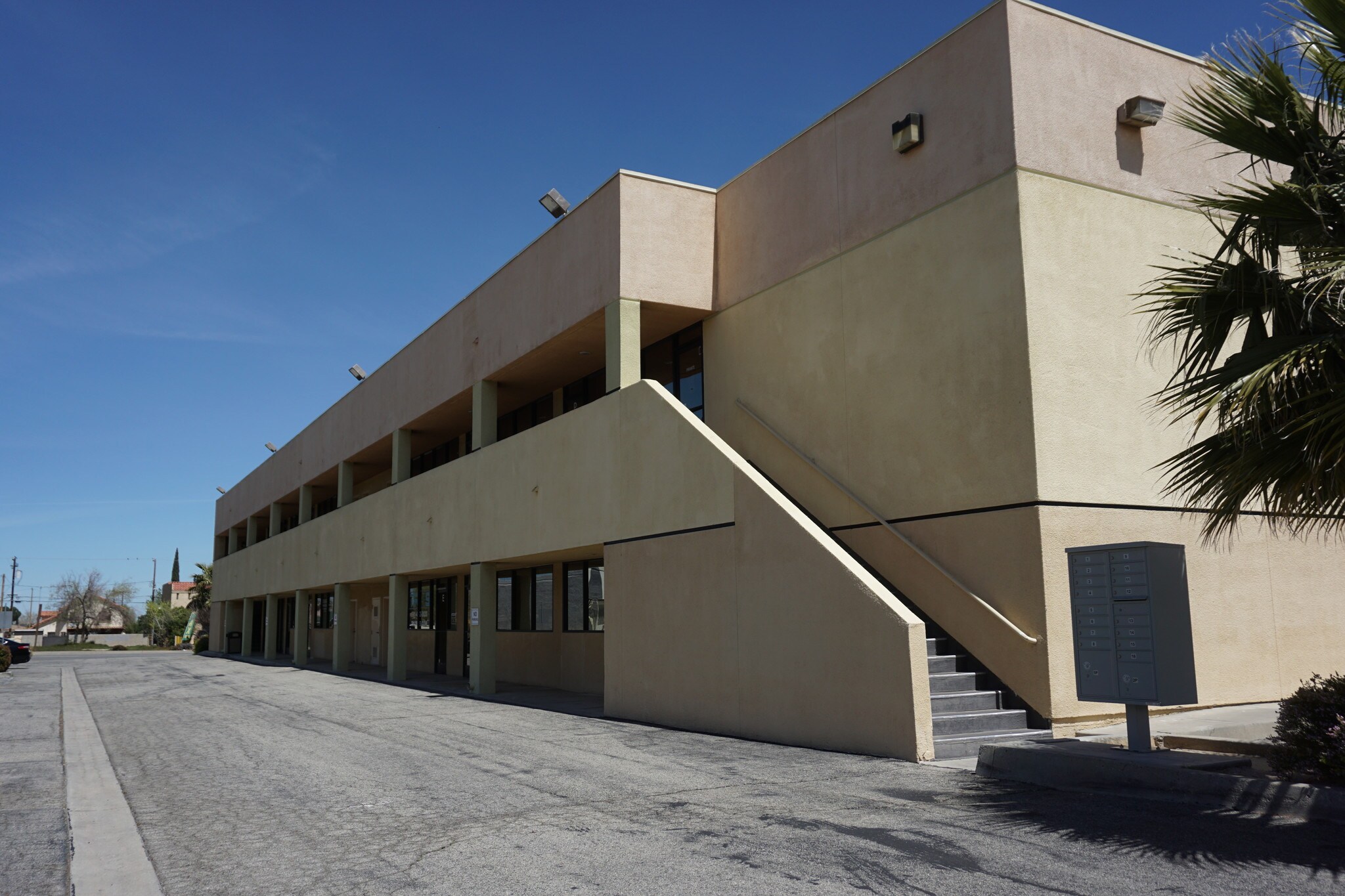 310 E Palmdale Blvd, Palmdale, CA à louer Photo de l’immeuble– Image 1 sur 8