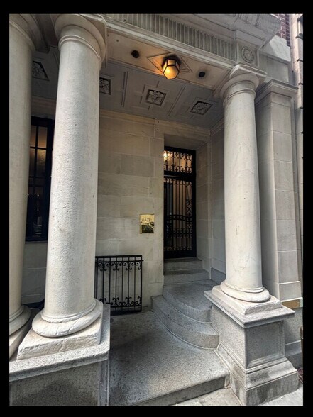 110 E 71st St, New York, NY à louer - Photo de l’immeuble – Image 3 sur 6