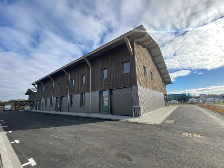 Local d’activités dans Le Haillan à louer - Photo de l’immeuble – Image 1 sur 14