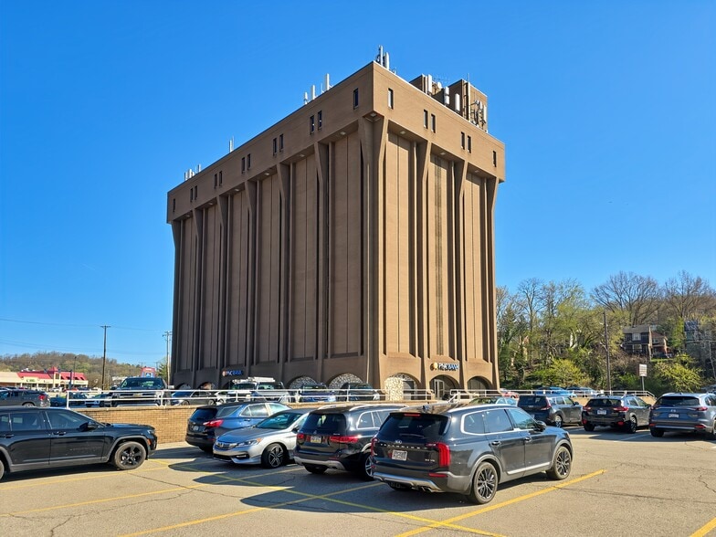 2400 Ardmore Blvd, Pittsburgh, PA à louer - Photo de l’immeuble – Image 2 sur 15