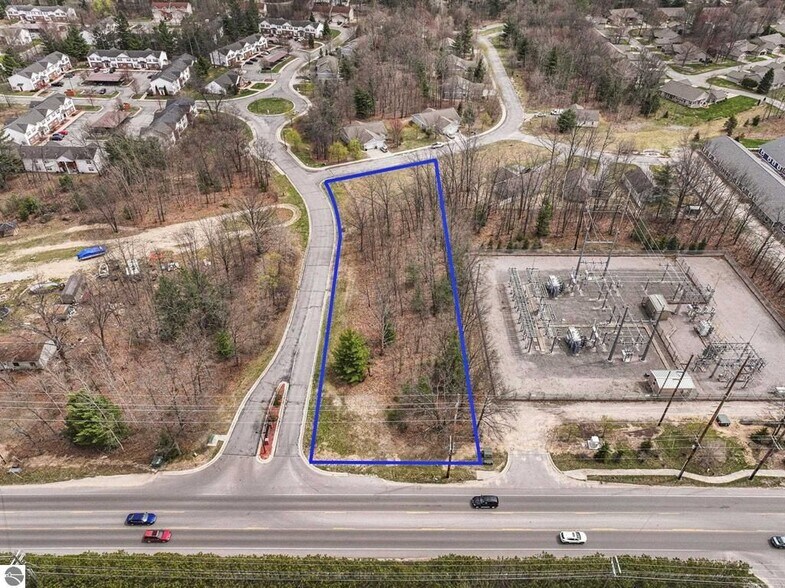 1 LaFranier rd, Traverse City, MI à vendre - Photo de l’immeuble – Image 2 sur 9