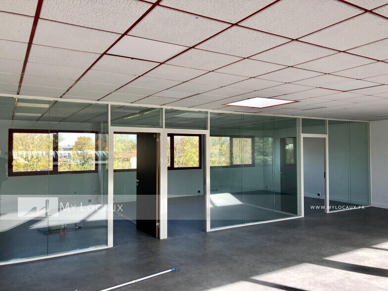 Local d’activités dans Le Blanc-Mesnil à louer - Photo de l’immeuble – Image 2 sur 6