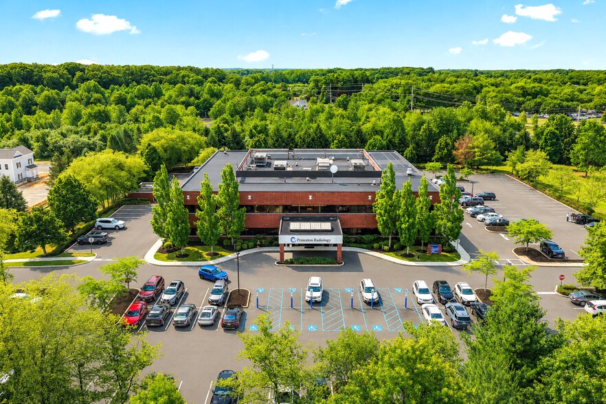 300 Princeton Hightstown Rd, East Windsor, NJ à louer - Photo de l’immeuble – Image 1 sur 28