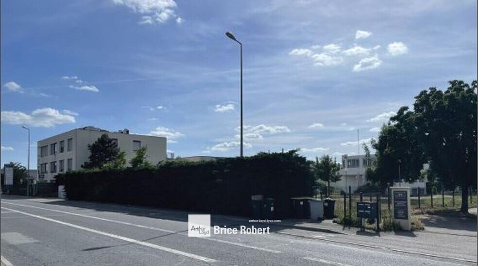 56 Avenue Du Progrès, Chassieu à vendre - Photo de l’immeuble – Image 2 sur 4