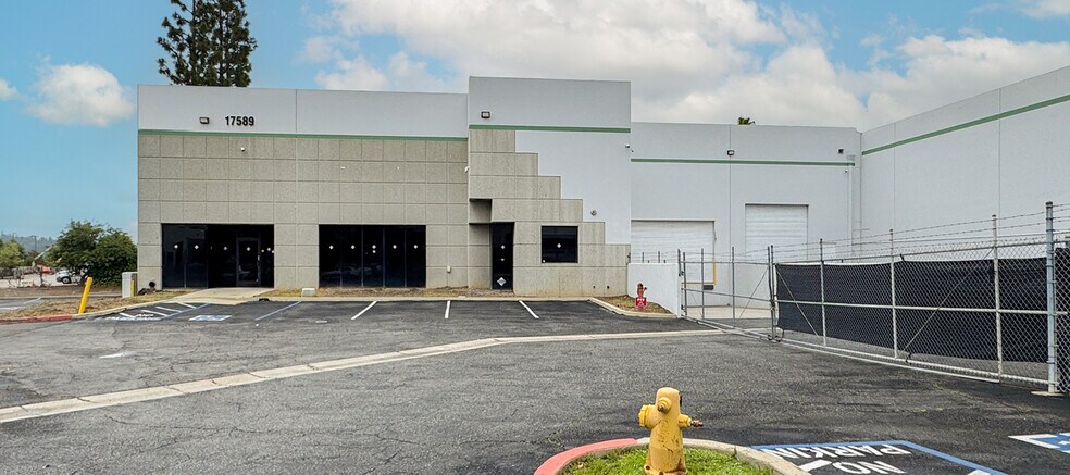 17589 Railroad St, City Of Industry, CA à louer - Photo de l’immeuble – Image 1 sur 2