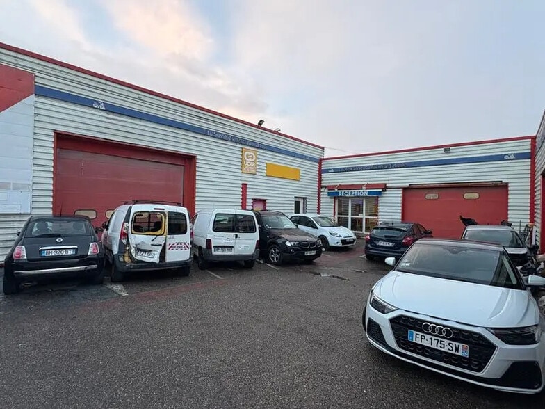 Local d'activités dans Décines-Charpieu à vendre - Photo de l’immeuble – Image 2 sur 9