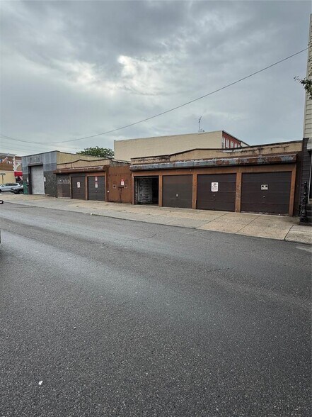 576 Grandview ave, Ridgewood, NY à vendre - Photo de l’immeuble – Image 2 sur 2