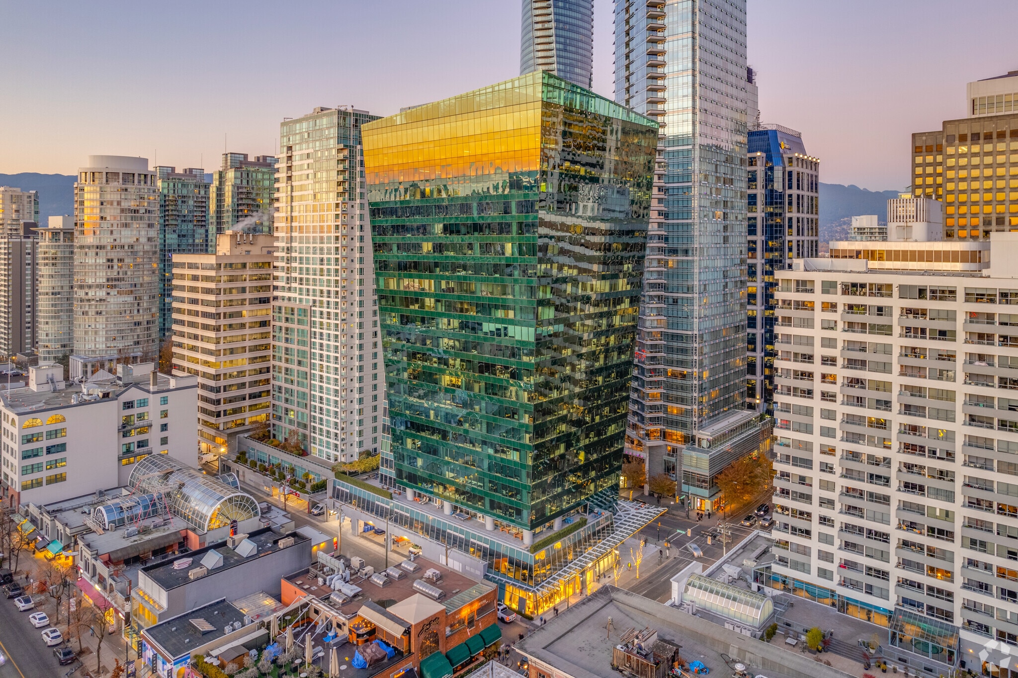 745 Thurlow St, Vancouver, BC à louer Photo principale– Image 1 sur 10