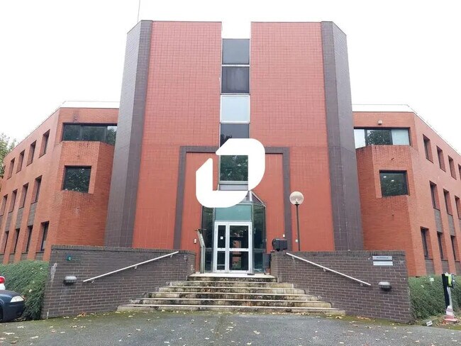 Plus de détails pour 6 Rue Jean Pierre Timbaud, Montigny-le-Bretonneux - Bureau à vendre