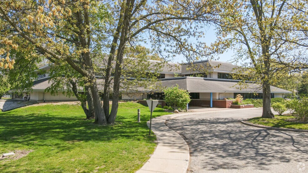 7895 E Currier Dr, Portage, MI à louer - Photo de l’immeuble – Image 2 sur 8