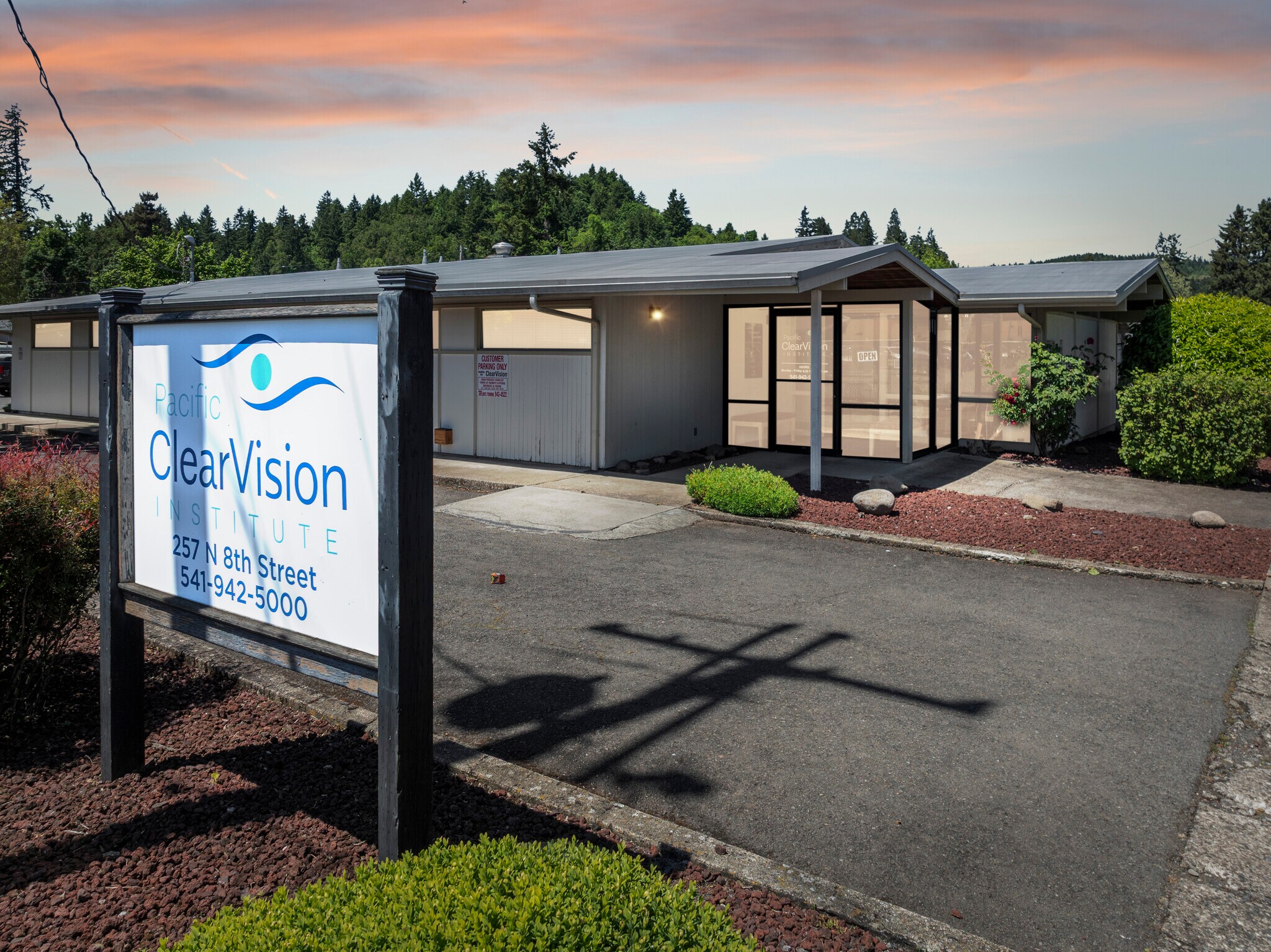 257 N 8th St, Cottage Grove, OR à vendre Photo de l’immeuble– Image 1 sur 4