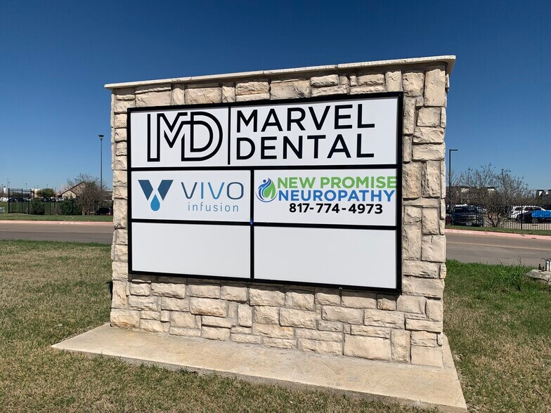 360 SE John Jones Dr, Burleson, TX à louer - Photo de l’immeuble – Image 3 sur 5