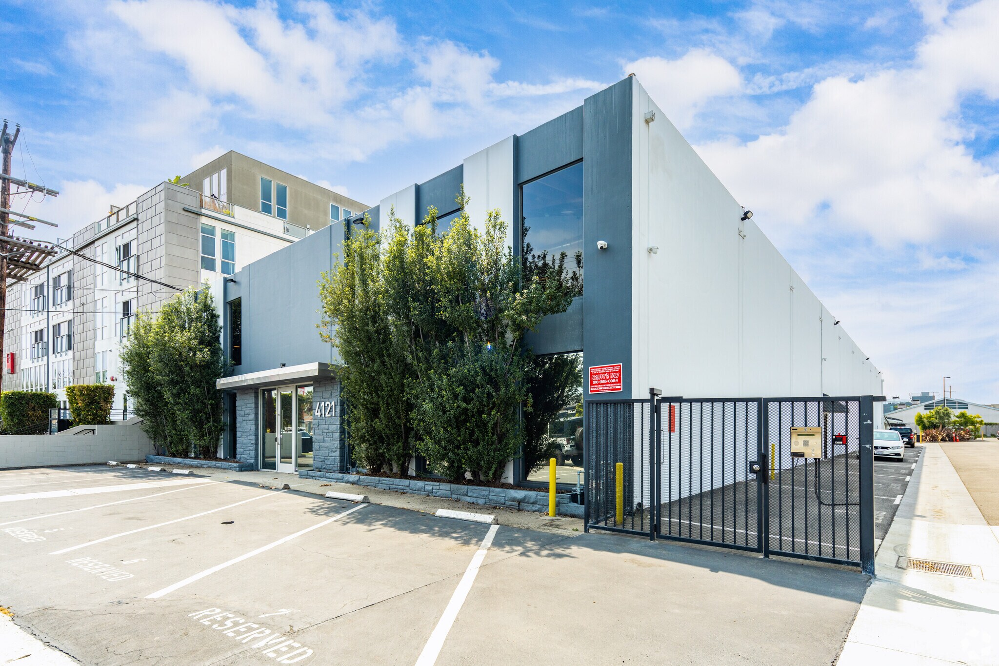 4121 Redwood Ave, Los Angeles, CA à louer Photo de l’immeuble– Image 1 sur 10