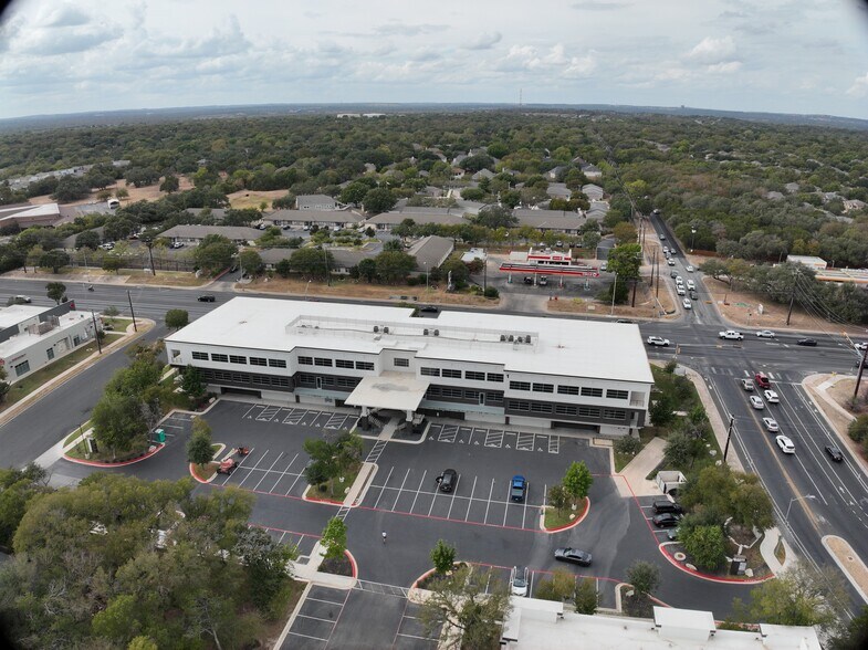 8701 Menchaca Rd, Austin, TX à louer – Image 2 sur 20