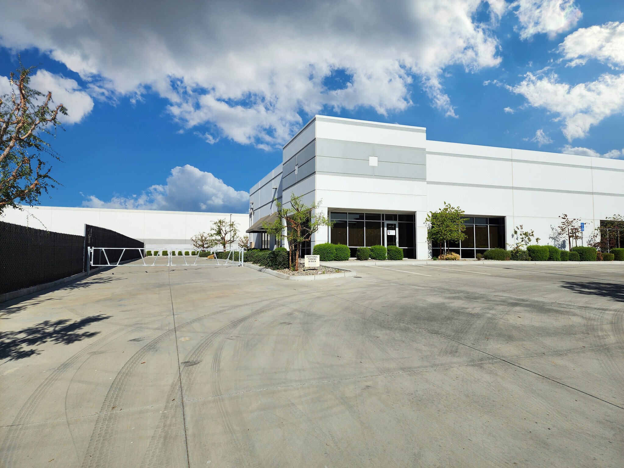 19237 Flightpath Way, Bakersfield, CA à louer Photo de l’immeuble– Image 1 sur 7