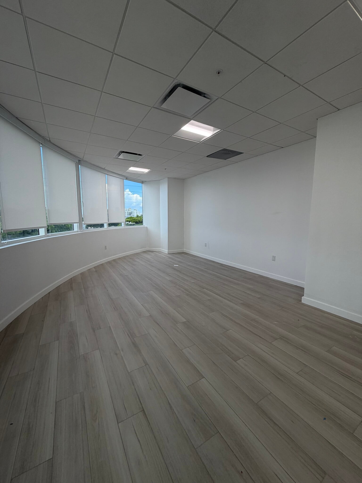 500 N Dixie Hwy, Hallandale Beach, FL à louer Photo intérieure– Image 1 sur 3