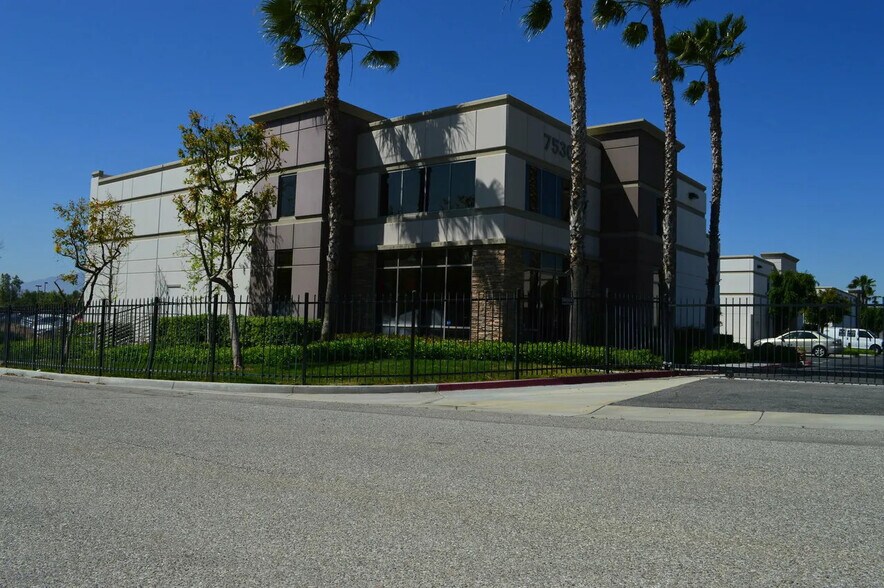7530 Jurupa Ave, Riverside, CA à louer - Photo de l’immeuble – Image 2 sur 14