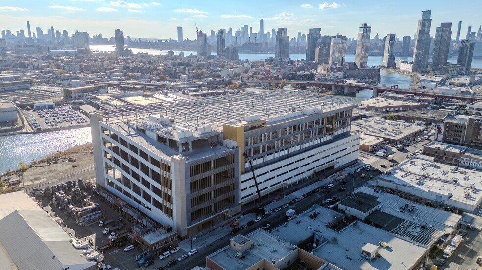 2330 Borden Ave, Long Island City, NY à louer - Photo de l’immeuble – Image 2 sur 12