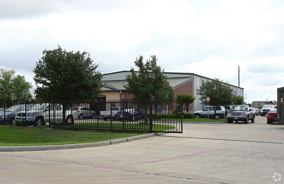 13018 Brittmoore Park Dr, Houston, TX à louer - Photo de l’immeuble – Image 2 sur 8