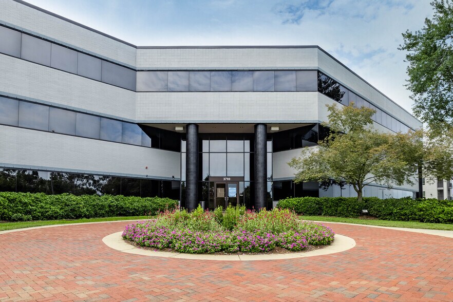 3710 University Dr, Durham, NC à louer - Photo principale – Image 1 sur 16