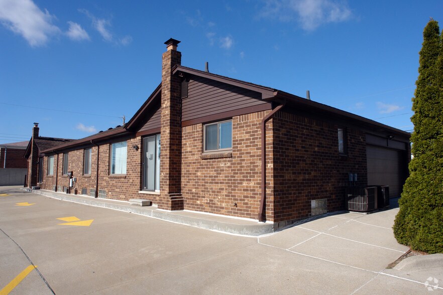 31930-31936 Harper Ave, Saint Clair Shores, MI à louer - Photo de l’immeuble – Image 2 sur 3