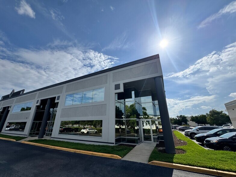 7575 Kingspointe Pkwy, Orlando, FL à louer - Photo de l’immeuble – Image 1 sur 25
