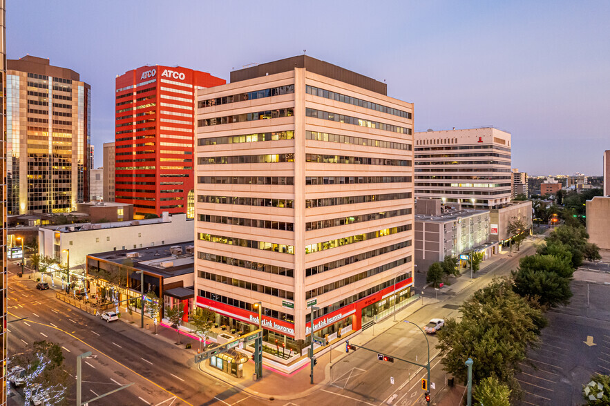 10055 106th St NW, Edmonton, AB à louer - Photo de l’immeuble – Image 1 sur 3