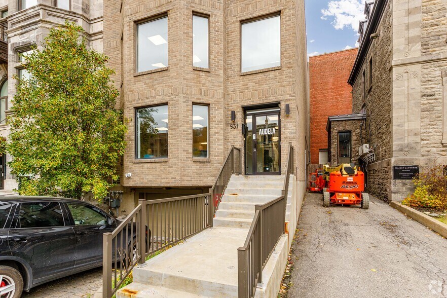 531 Rue Sherbrooke E, Montréal, QC à louer - Photo de l’immeuble – Image 2 sur 7
