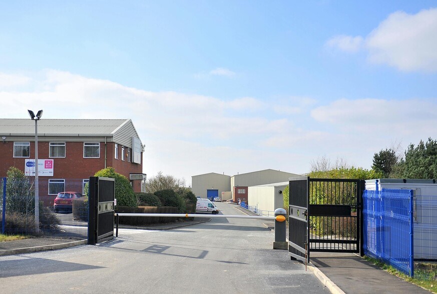 Cowm Top Ln, Rochdale à louer - Photo de l’immeuble – Image 1 sur 13