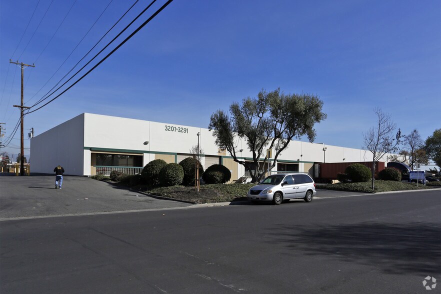 3201-3291 Keller St, Santa Clara, CA à louer - Photo de l’immeuble – Image 2 sur 6