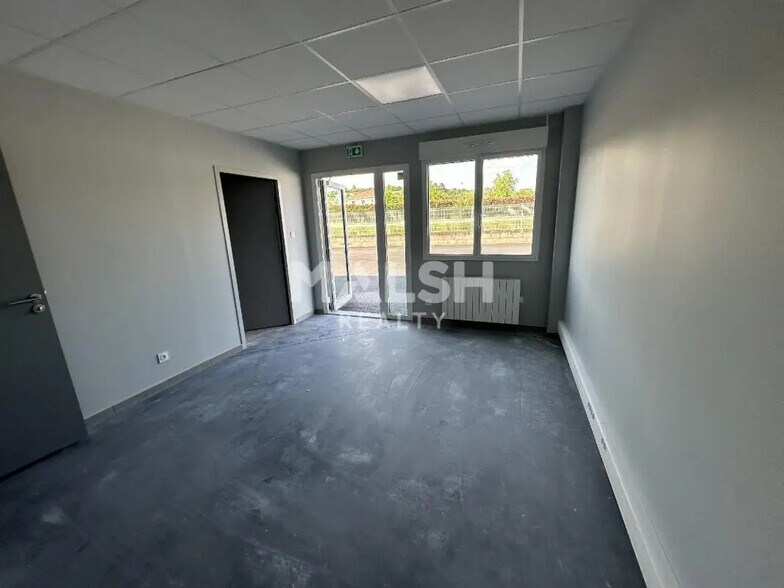 Local d’activités dans Luzinay à louer - Photo de l’immeuble – Image 3 sur 4
