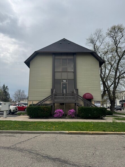 700 Fulton Ave, Grand Haven, MI à vendre - Photo principale – Image 1 sur 1