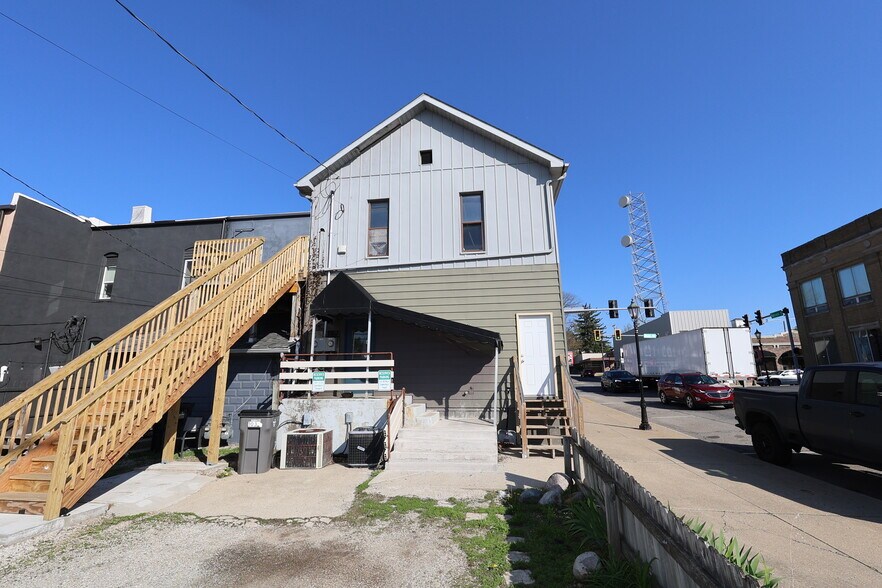 101 W Main St, Syracuse, IN à vendre - Photo de l’immeuble – Image 2 sur 30