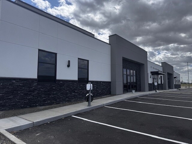 7034 W Clearwater Ave, Kennewick, WA à louer - Photo de l’immeuble – Image 2 sur 9