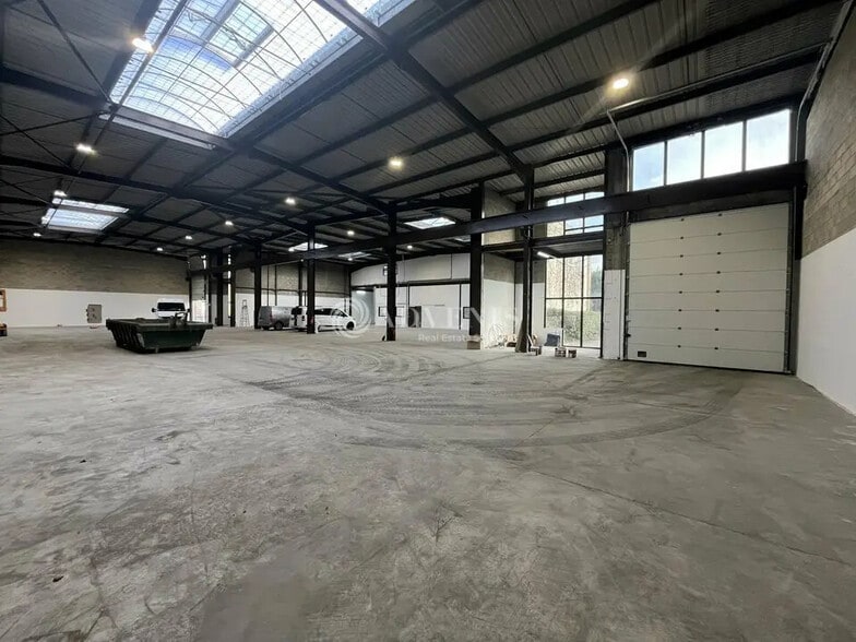 Local d’activités dans Le Thillay à louer - Photo de l’immeuble – Image 2 sur 10