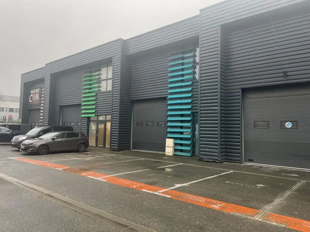 Local d'activités dans Val-de-Reuil à vendre Photo de l’immeuble– Image 1 sur 4