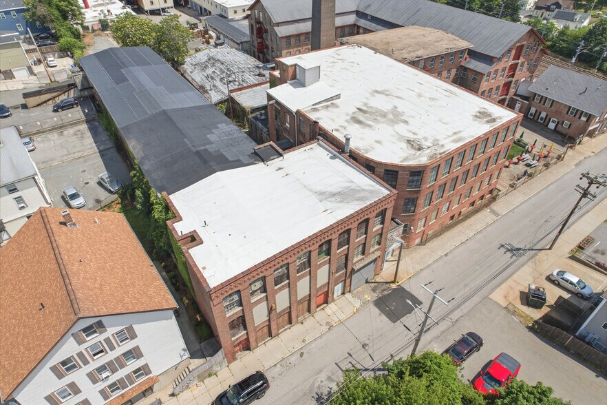 59 Foundry St, Central Falls, RI à vendre - Photo de l’immeuble – Image 2 sur 34