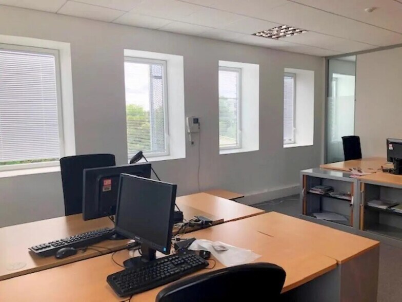 Bureau dans Montigny-le-Bretonneux à louer - Photo de l’immeuble – Image 2 sur 13