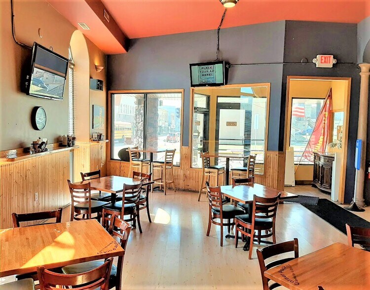 301 Dewitt St, Portage, WI à vendre - Photo de l’immeuble – Image 2 sur 13