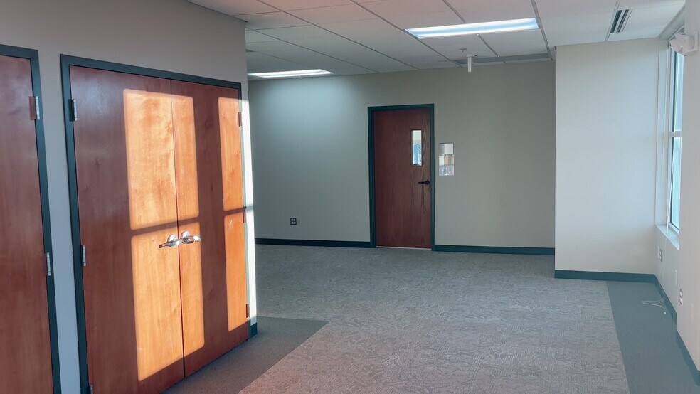 0S050 Winfield Rd, Winfield, IL à louer - Vidéo sur l’annonce professionnelle – Image 3 sur 25