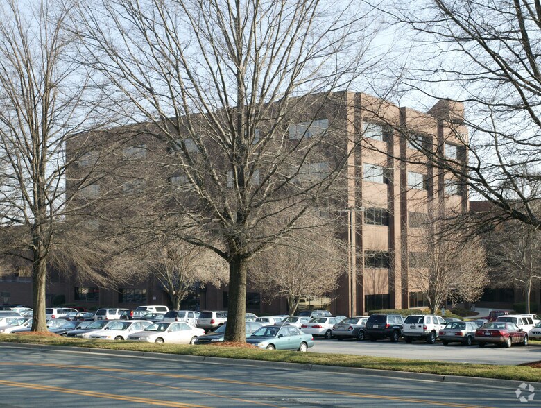 5620 University Pky, Winston-Salem, NC à louer - Photo de l’immeuble – Image 3 sur 14