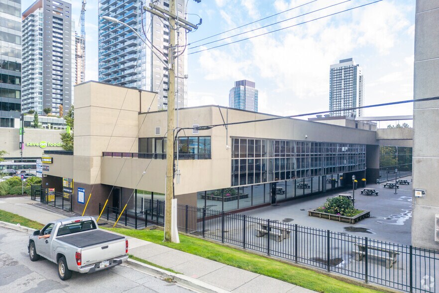 9801 King George Blvd, Surrey, BC à louer - Photo de l’immeuble – Image 2 sur 3