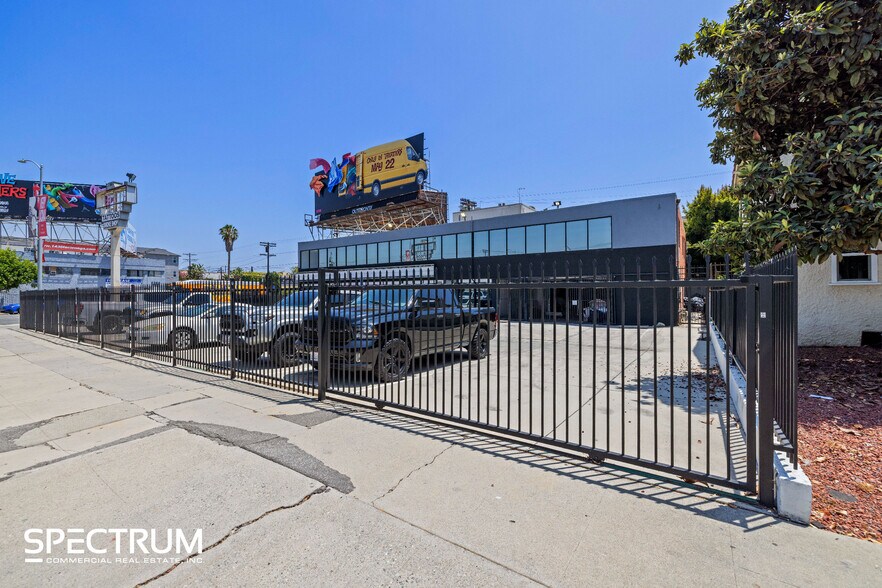 1435 S La Cienega Blvd, Los Angeles, CA à louer - Photo de l’immeuble – Image 2 sur 24