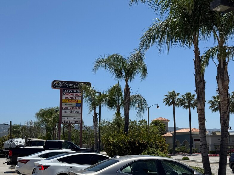2760 Tapo Canyon Rd, Simi Valley, CA à louer - Photo de l’immeuble – Image 2 sur 4