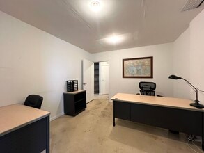 4825-4829 SW 75th Ave, Miami, FL à louer Photo intérieure– Image 2 sur 15